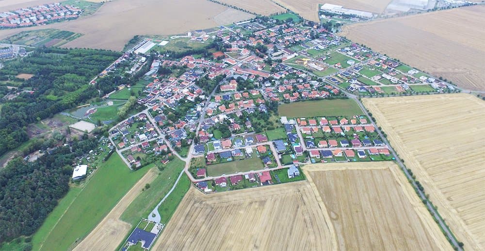 Letecký pohled na Radonice – zástavba obce obklopená poli
